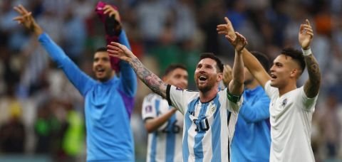 Messi e Fernández garantem vitória da Argentina sobre o México na Copa