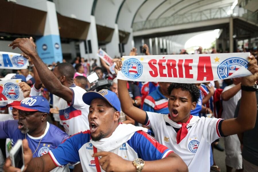 Delegação do Bahia é recebida com festa no aeroporto de Salvador