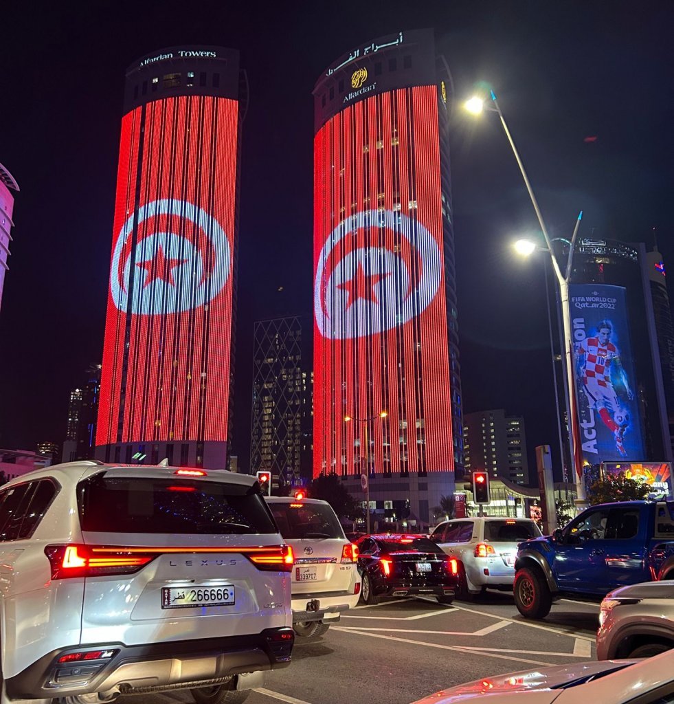 Prédios em Doha exibem bandeira da Tunísia após vitória do país sobre a França na Copa