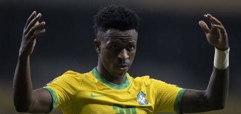 Vini Jr. fecha goleada de 4 a 1 contra Guiné em jogo contra o racismo