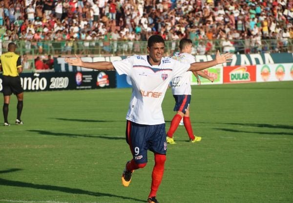 Deon, atacante do Bahia de Feira, morre após passar mal em treino