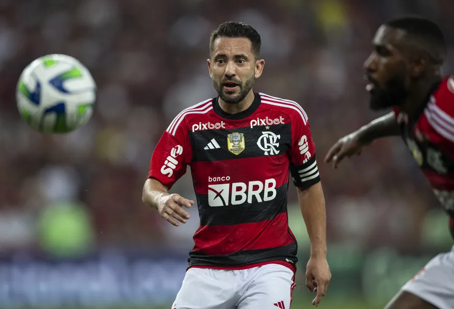 Ex-jogador afirma que Éverton Ribeiro irá para o Bahia e que já procura casa; entenda situação do meia com o Flamengo