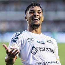 “Itapetinguense na área”: Benfica formaliza proposta ao Santos pela contratação do atacante Marcos Leonardo