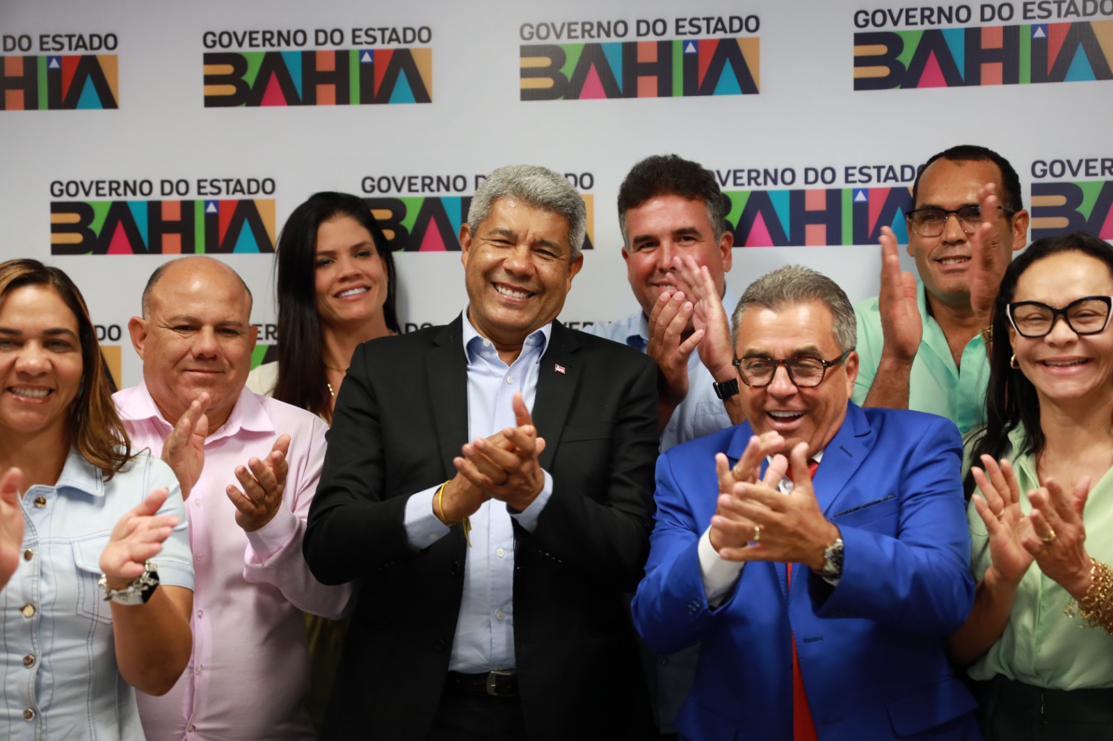 Durante encontro com prefeito de Maracás, Jerônimo entrega ambulância e barracas de feira livre para a cidade