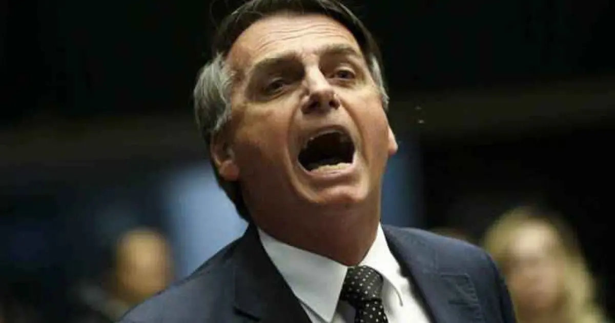 PF apreende 10 mil dólares na casa de Bolsonaro durante operação