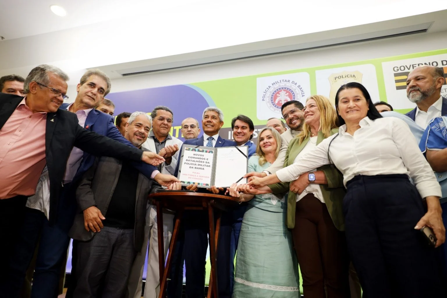 Jerônimo sanciona leis para criação de novos comandos e promove oficiais da Polícia Militar