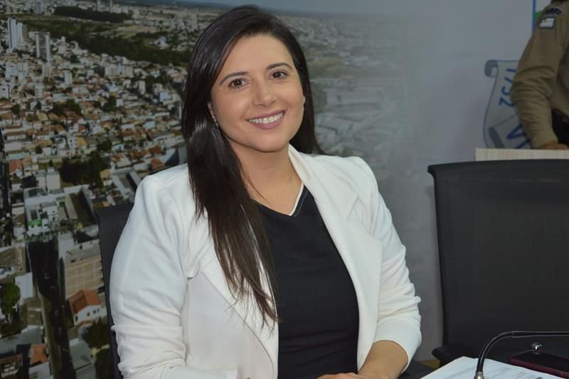 O CANAL AZNEWS, através do programa “Bate Papo com Queiroz”, dará início ao ciclo de entrevistas do mês de outubro no dia 08/10/2025 (quarta-feira), às 17h, com a participação da jovem vereadora de Vitória da Conquista, Cris Rocha (MDB).