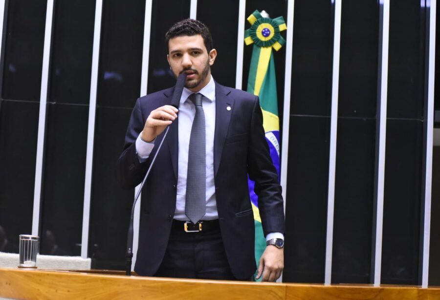 Relator de projeto sobre cobrança de bagagem em avião, Neto Carletto quer criar padrão para malas