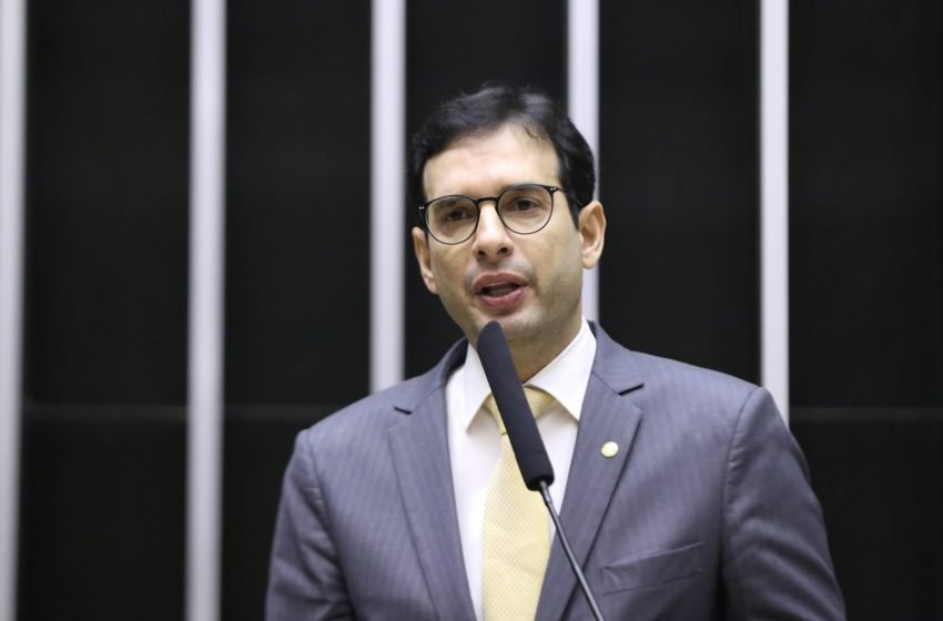 Léo Prates protesta contra abusos das companhias aéreas e pede urgência em projeto que proíbe cobrança por bagagem de mão