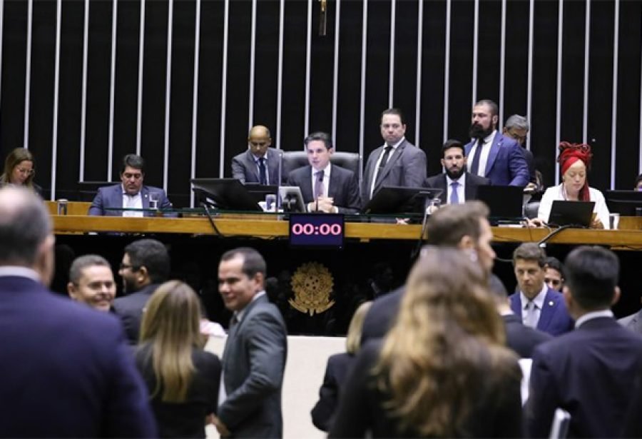 Aposentadoria para agentes de saúde é afrouxada em pauta-bomba que afeta União