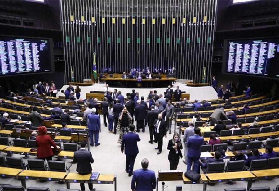 Governo exonera aliados de deputados que votaram contra MP do aumento de impostos