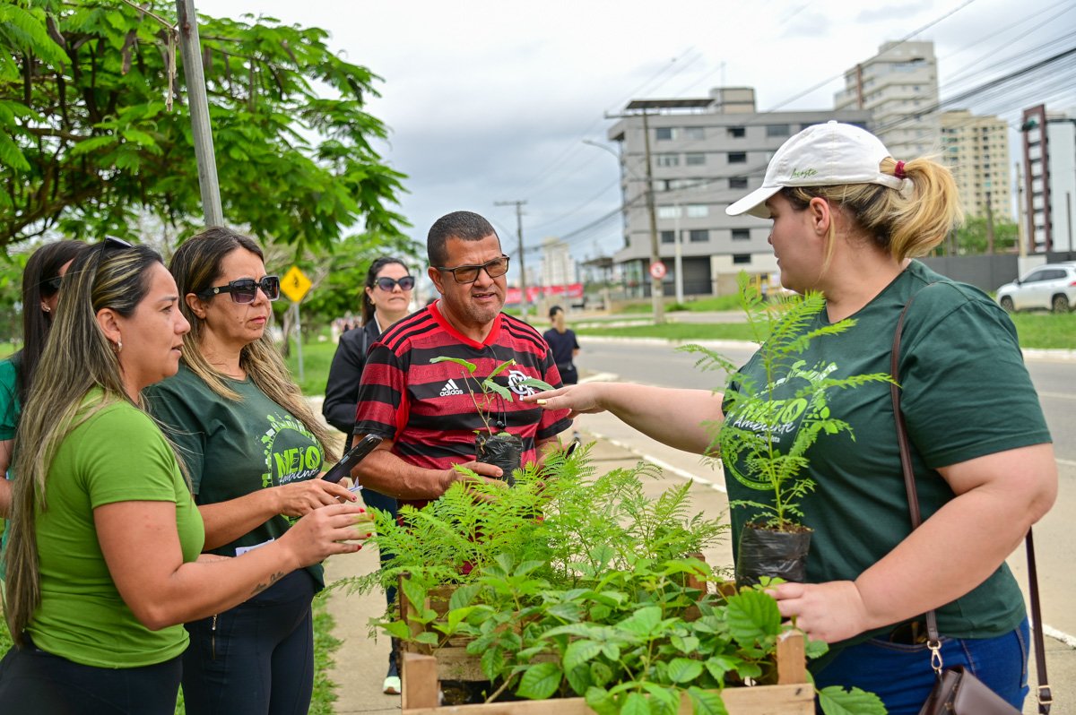 Secretaria de Meio Ambiente distribui mudas na Olívia Flores e divulga Consulta Pública sobre Plano de Arborização