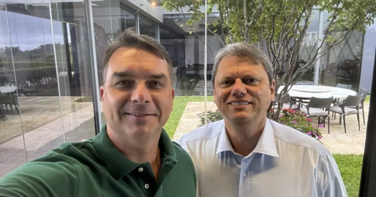 Tarcísio declara apoio a Flávio, mas diz que direita terá mais candidatos em 2026
