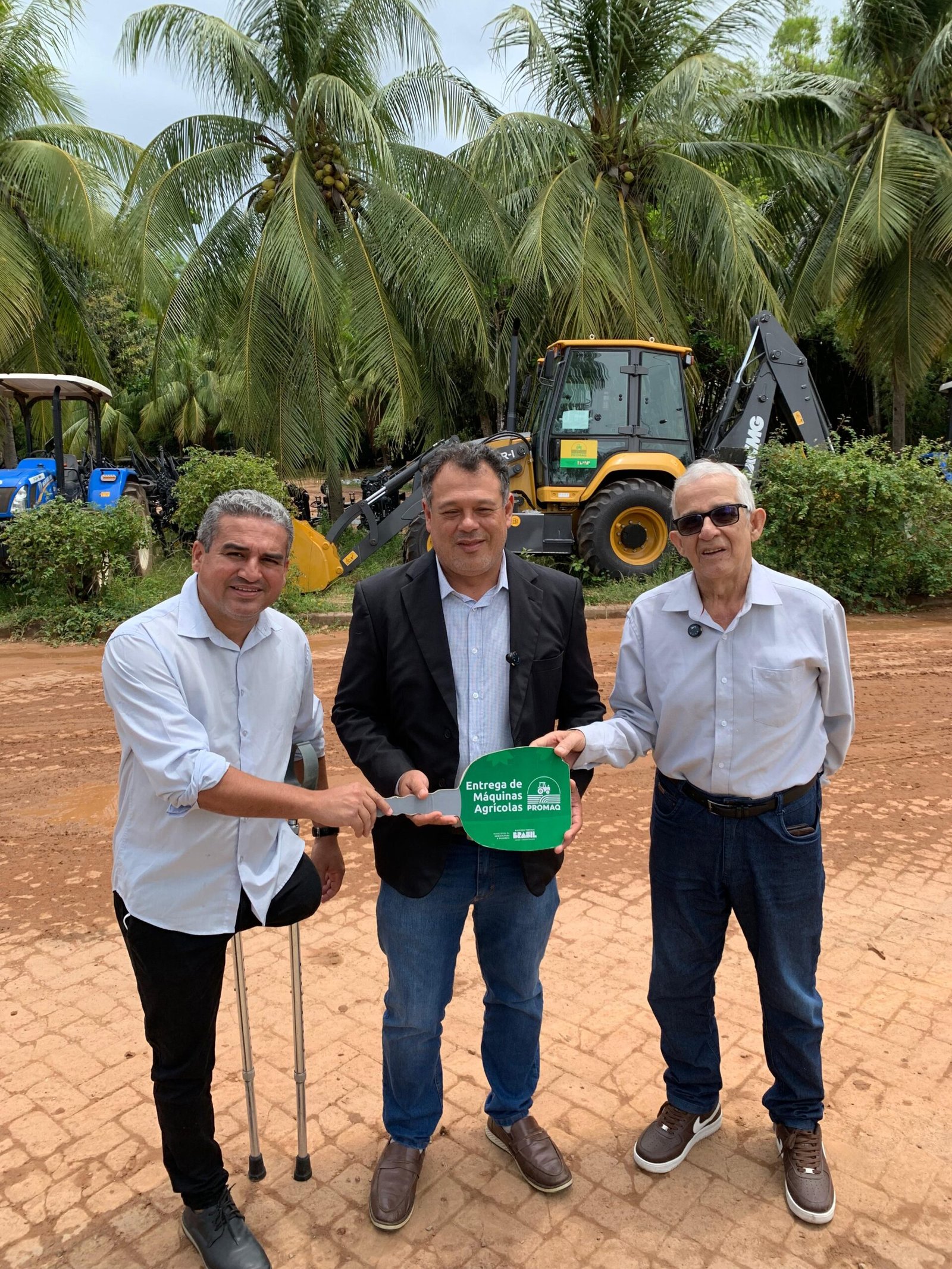 Deputado Antônio Brito Conquista Retroescavadeira para Potiraguá a Pedido do Vice-Prefeito Gegel