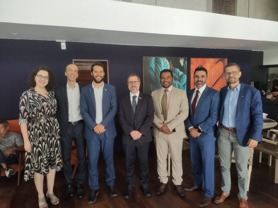 Mateus Novais e Tatiana Teles representando a prefeita em Salvador