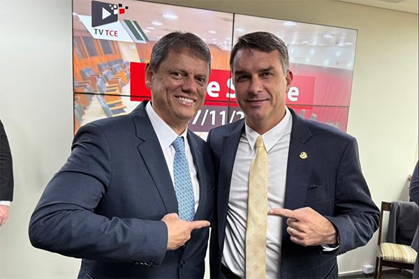 Com PSD em campo e Tarcísio fora, Republicanos flerta com Flávio sem se soltar de Lula