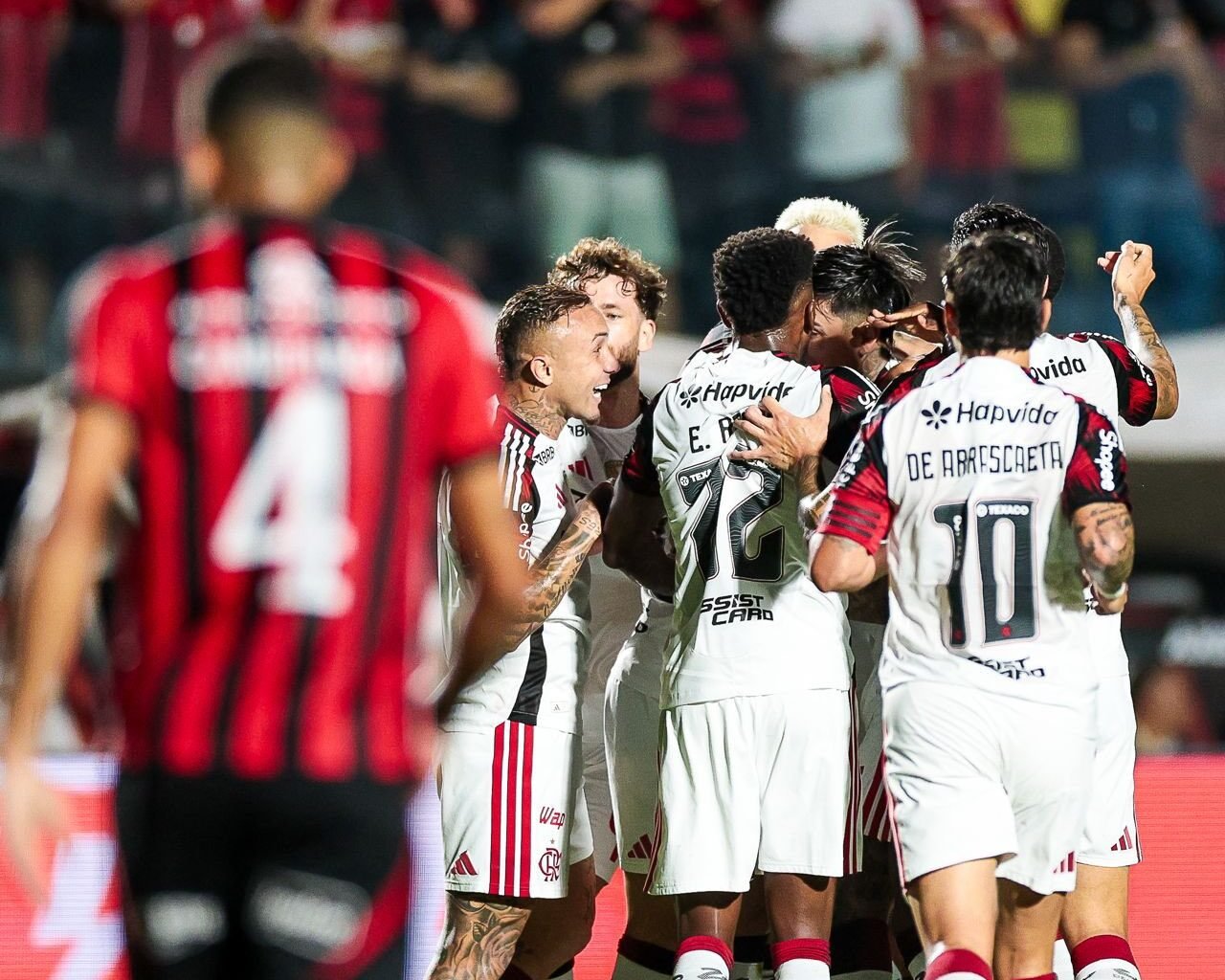 Flamengo vence Vitória com pênalti defendido por Rossi e gols fatais
