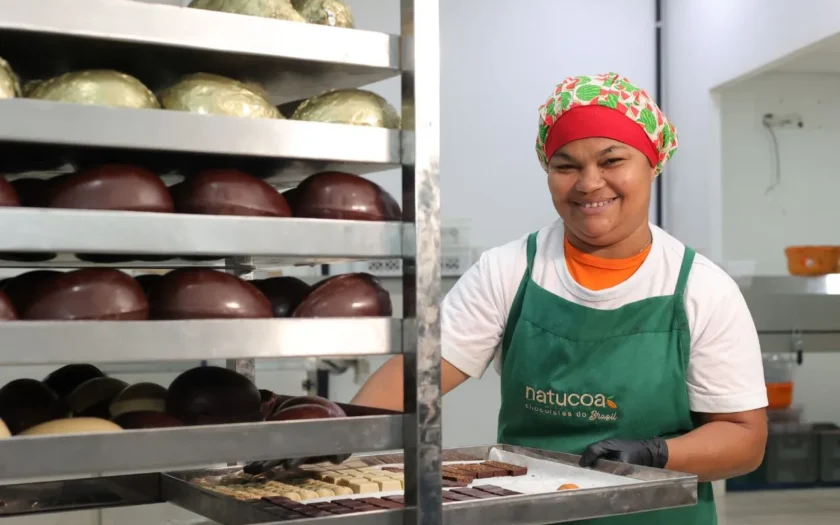 Produção de chocolates da agricultura familiar cresce na Páscoa no sul da Bahia