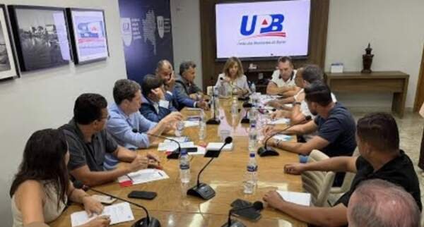 Prefeitos selam acordo para não pagarem cachês milionários às atrações durante o São João 2026. Participaram do encontro o Ministério Público e a UPB