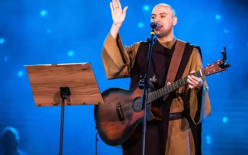 Ingressos para show do Frei Gilson em Vitória da Conquista custam a partir de R$ 80