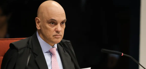 Moraes veta assessor na casa de Bolsonaro e mantém restrições à domiciliar