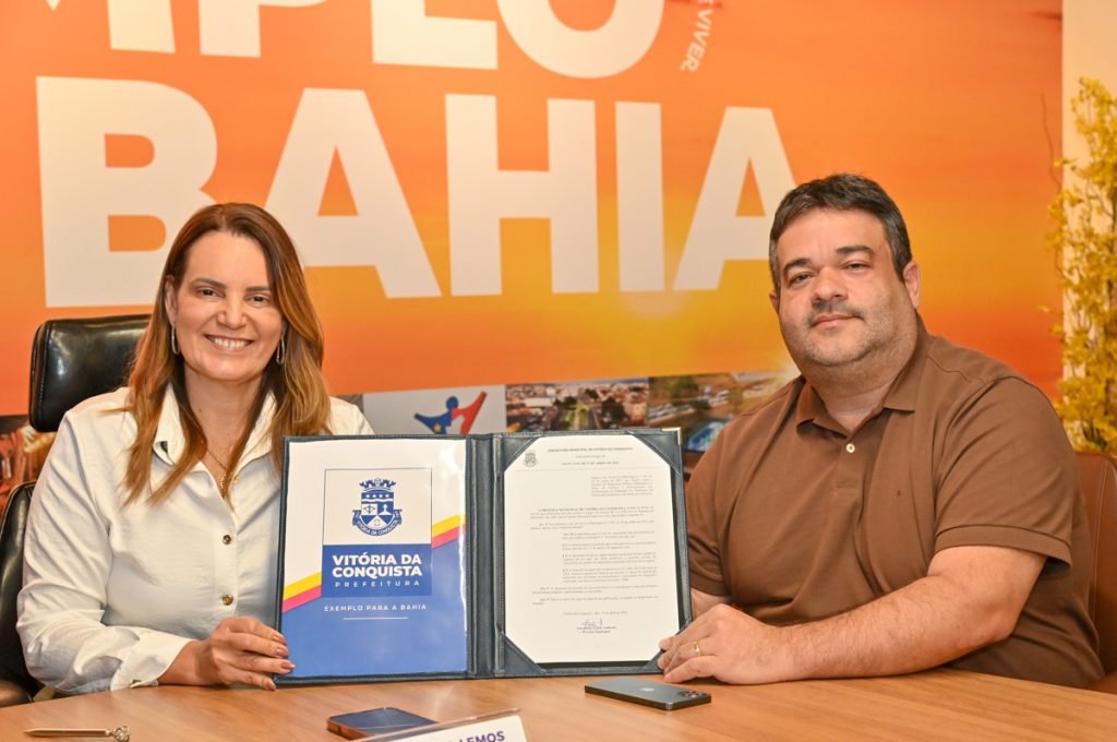 Prefeita Sheila Lemos sanciona lei que altera data-base de atualização salarial dos profissionais da educação para 1º de janeiro