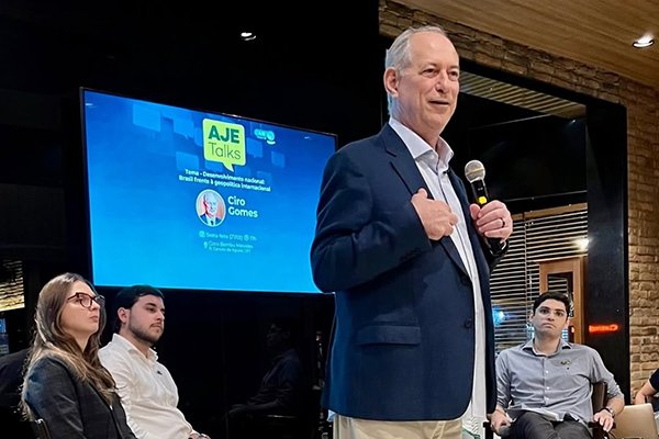 Aécio Neves convida Ciro Gomes para ser candidato à Presidência pelo PSDB