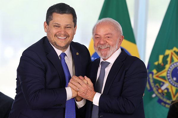 Lula e Alcolumbre se reaproximam, e Congresso sinaliza contenção de atritos com governo