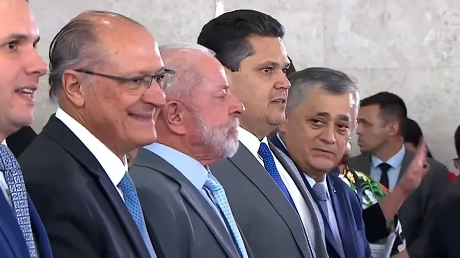 Guimarães assume articulação de Lula com recados de Motta e Alcolumbre