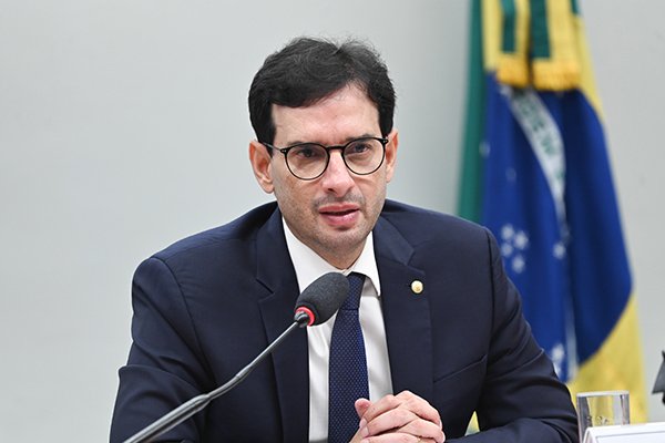 Relator da PEC 6×1, Leo Prates sugere transição de até cinco anos e escala de trabalho definida por acordo
