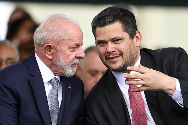 Lula quer reatar relação, e governo procura Davi Alcolumbre após derrota de Messias no Senado