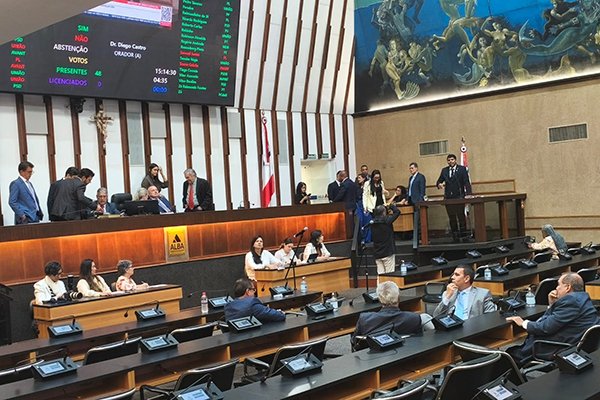 Assembleia aprova abono extraordinário para profissionais do magistério