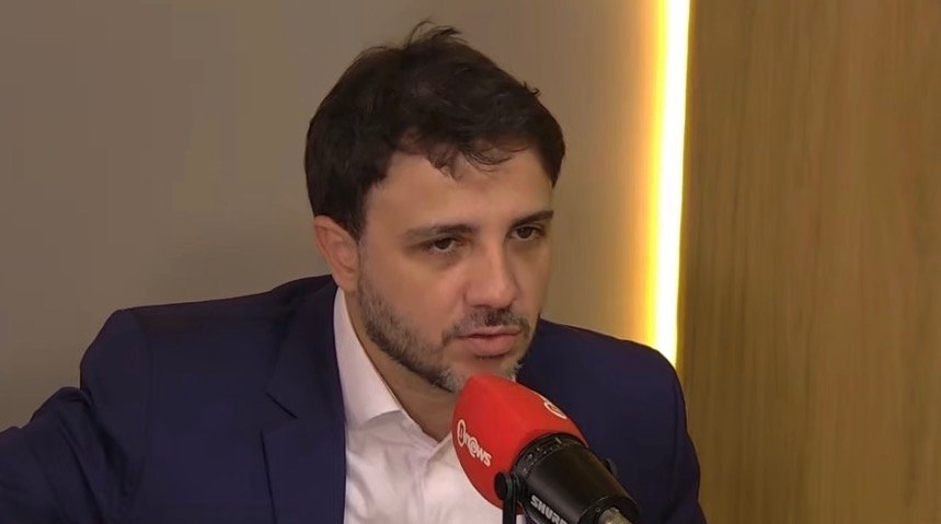 Renan Santos mira bolsonarismo e diz que Flávio “não tem projeto”: “É um culto vazio à personalidade”