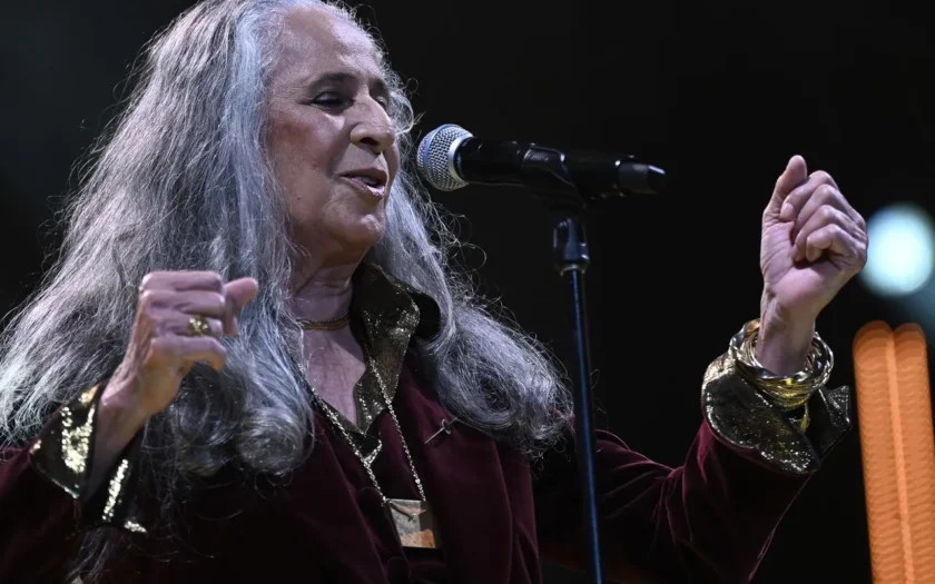 Maria Bethânia completa 80 anos e segue como referência da música brasileira