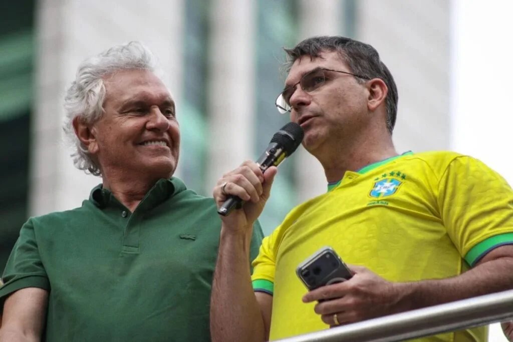 Caiado cobra que Flávio Bolsonaro explique sua relação com Daniel Vorcaro