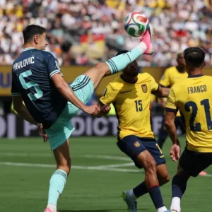 Aleksandar Pavlovic, da Alemanha, acertou a testa de Pedro Vite, do Equador, durante jogo da Copa do Mundo.