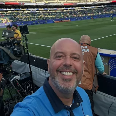 Após mal-estar ao vivo, Alex Escobar deixa cobertura da Copa do Mundo