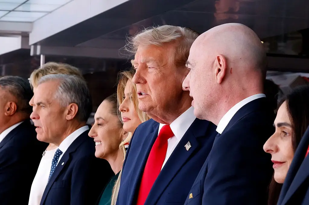 Antes da premiação da Copa do Mundo, Trump e Infantino caminham para o palco sob vaias