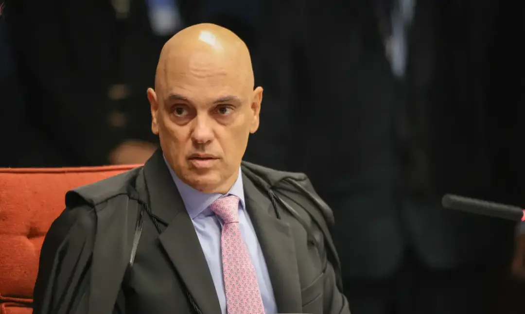 Moraes suspende visitas de Flávio a Bolsonaro na prisão domiciliar