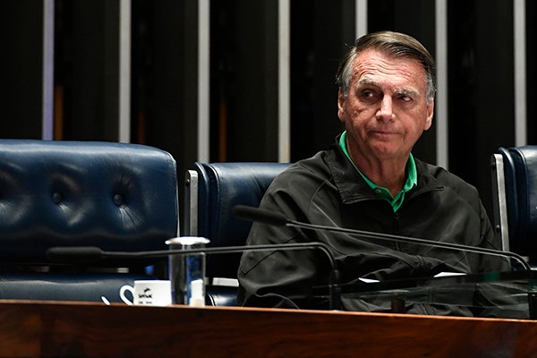 Moraes mantém prisão domiciliar de Bolsonaro, mas barra visitas de familiares e amplia restrições