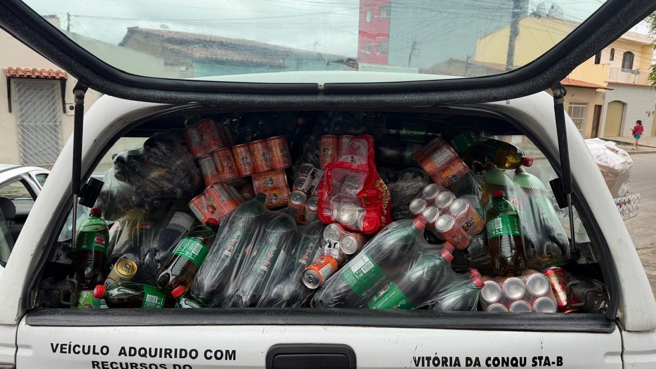 Vigilância Sanitária apreende mais de mil barras de chocolate e mais de 3 mil bebidas vencidas em depósito no bairro Brasil