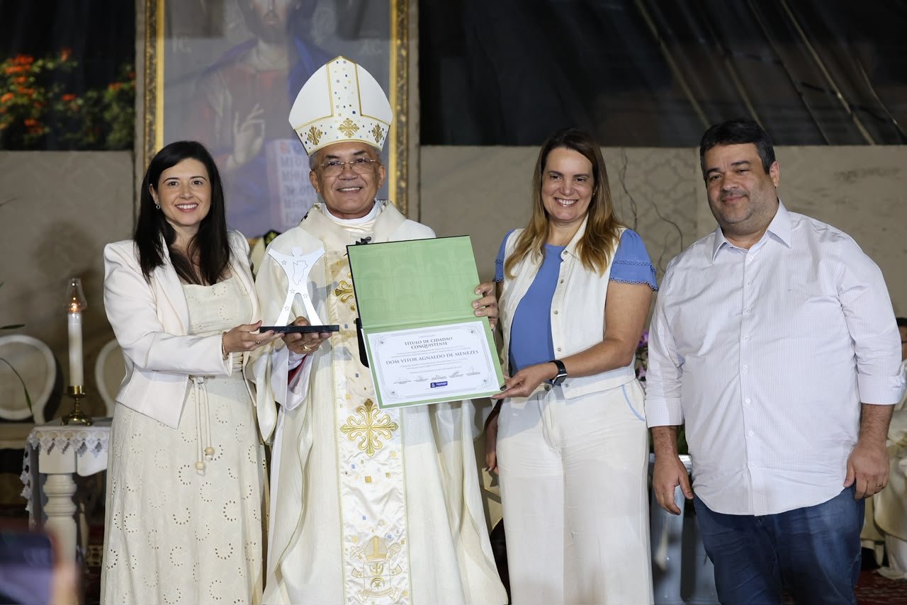 Arcebispo Dom Vitor recebe Título de Cidadão Conquistense durante Festa da Padroeira