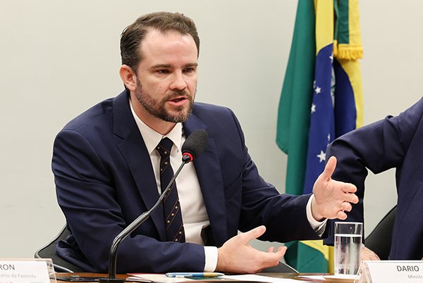 Ministro da Fazenda confirma projeção de salário mínimo em R$ 1.741 para 2027