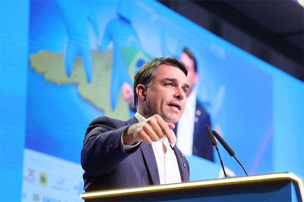 Flávio Bolsonaro decide só ir a debates no 1º turno com Lula para evitar ser alvo da própria direita
