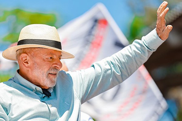 Lula tenta ligar Flávio Bolsonaro a escândalos e diz que Vorcaro corrompeu o país com orgia