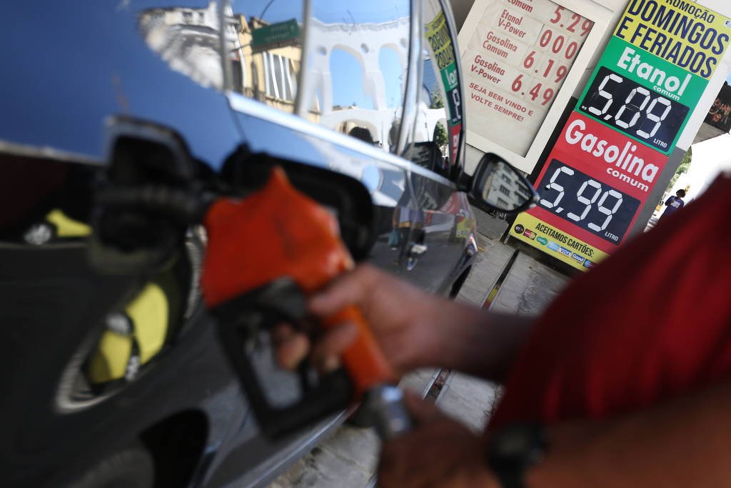 Governo zera imposto federal da gasolina e renova subsídio do etanol a 16 dias das eleições; custo é de R$ 5,2 bi