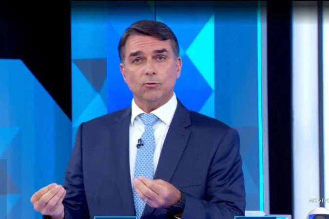 Deputados do PT pedem prisão de Flávio e alerta da Interpol