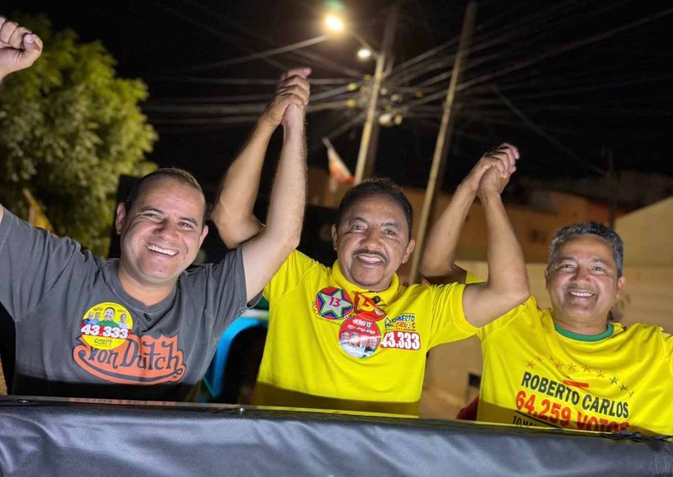 Roberto Carlos realiza carreata em Juazeiro para comemorar reeleição e mobilizar apoio a Lula
