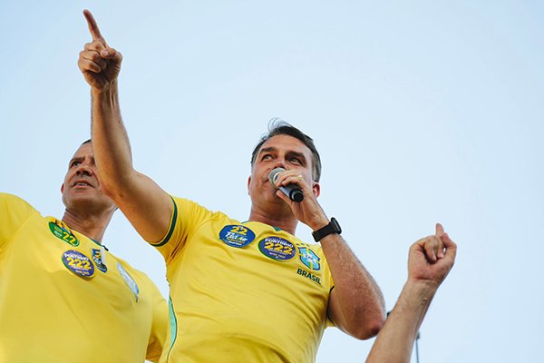 Militantes de esquerda fazem abaixo-assinado pedindo revogação de título de cidadão soteropolitano a Flávio Bolsonaro
