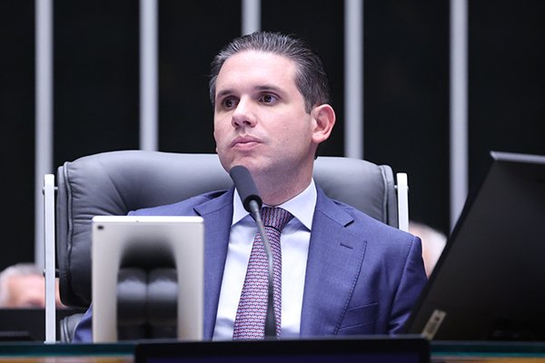 Motta define com centrão proposta de reforma eleitoral e quer regular propaganda digital para conter PL